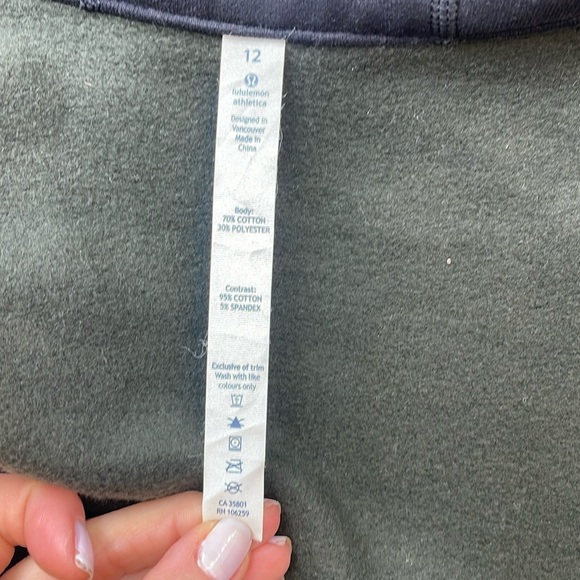 Black Lululemon Full Zip-Up Hooded Sweatshirt with thumbholes size 10 - Picture 5 of 6